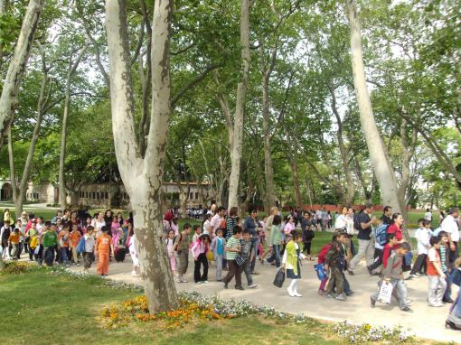 Hordes of schoolchildren descend upon Topkapi palace.