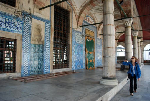 Kathryn takes a photo of the exterior Iznik tiles at Rustem Pasha.